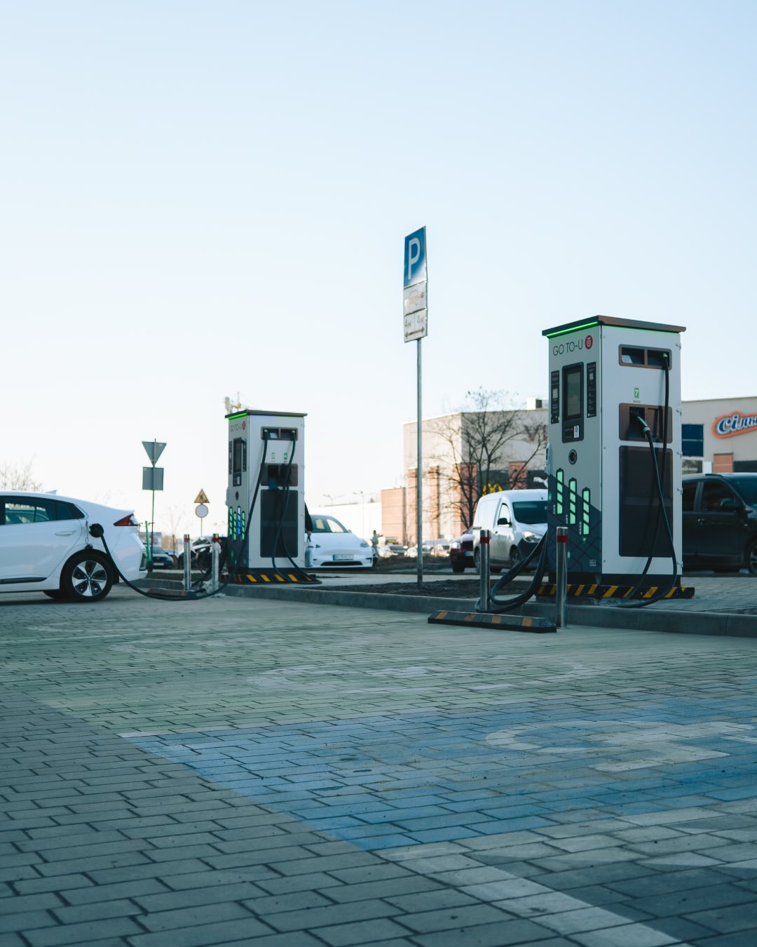 Stacje ładowania UGV Chargers dla stacji paliw